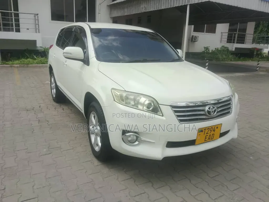 Toyota Vanguard 2011 White
