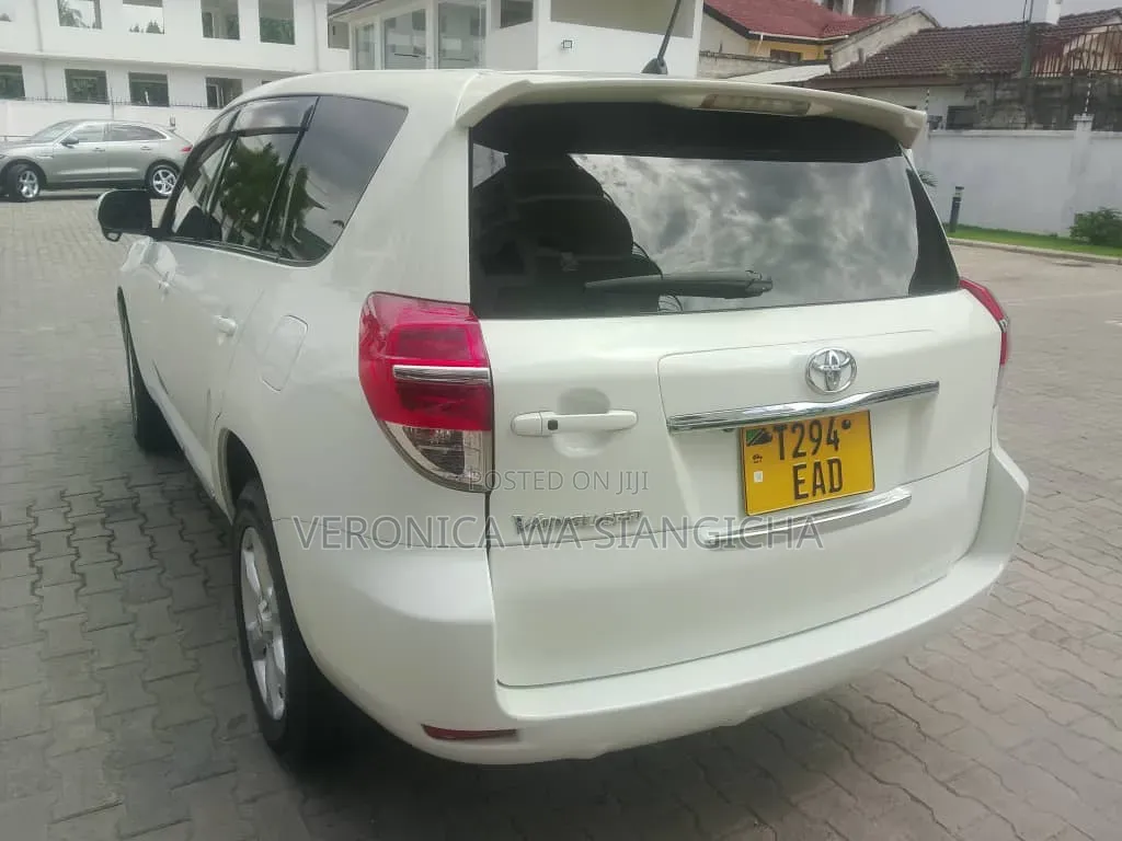 Toyota Vanguard 2011 White