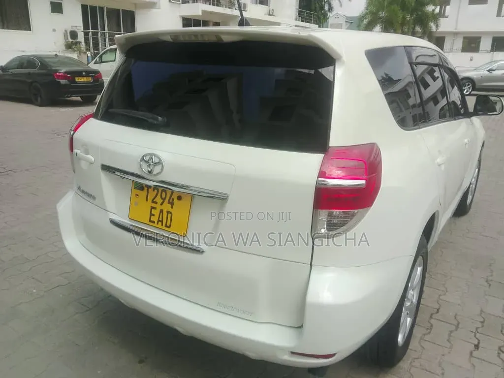 Toyota Vanguard 2011 White