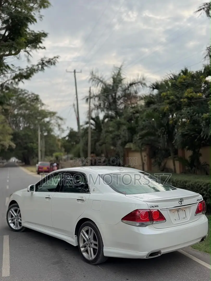 Toyota Crown 2010 White
