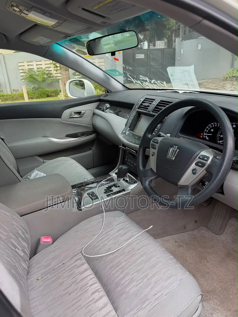 Toyota Crown 2010 White