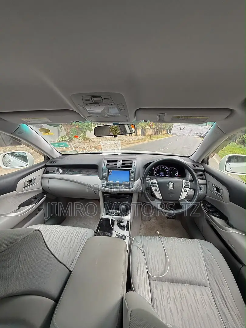Toyota Crown 2010 White