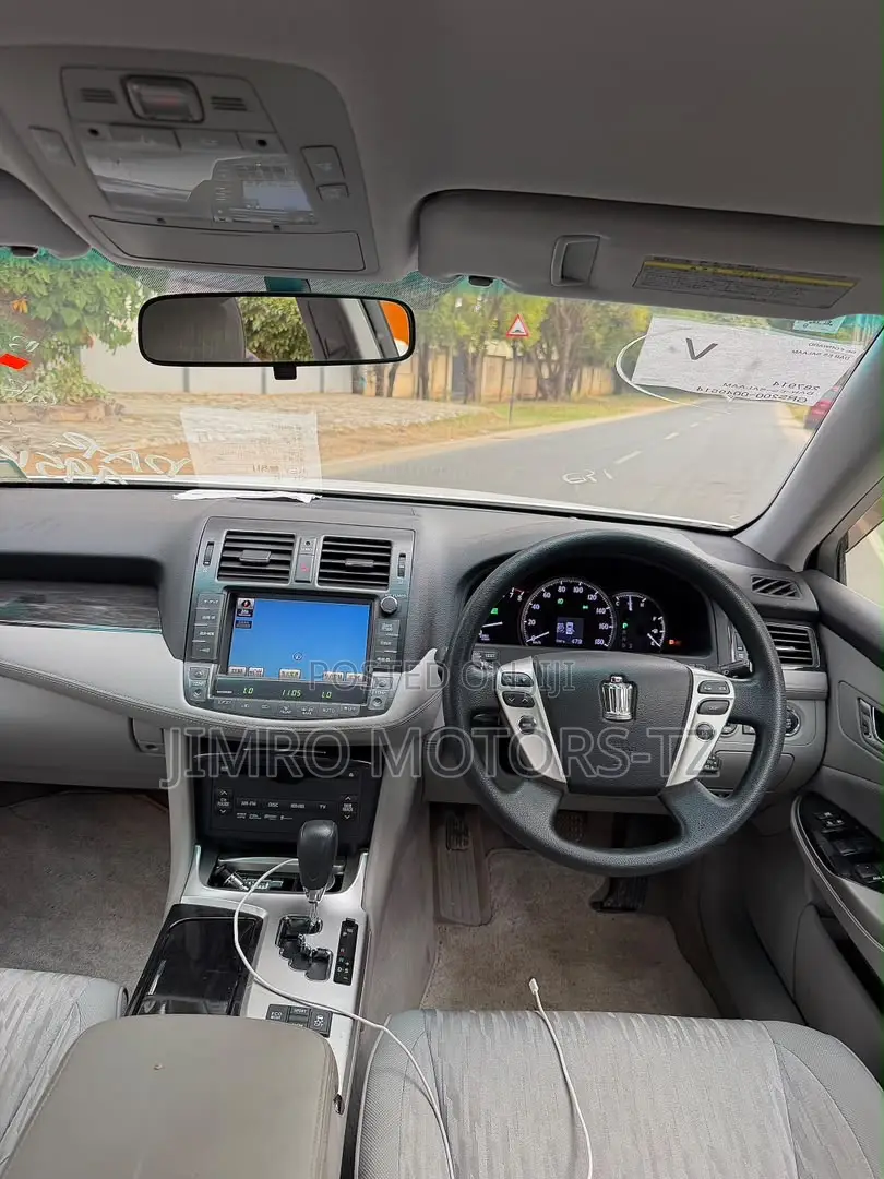 Toyota Crown 2010 White