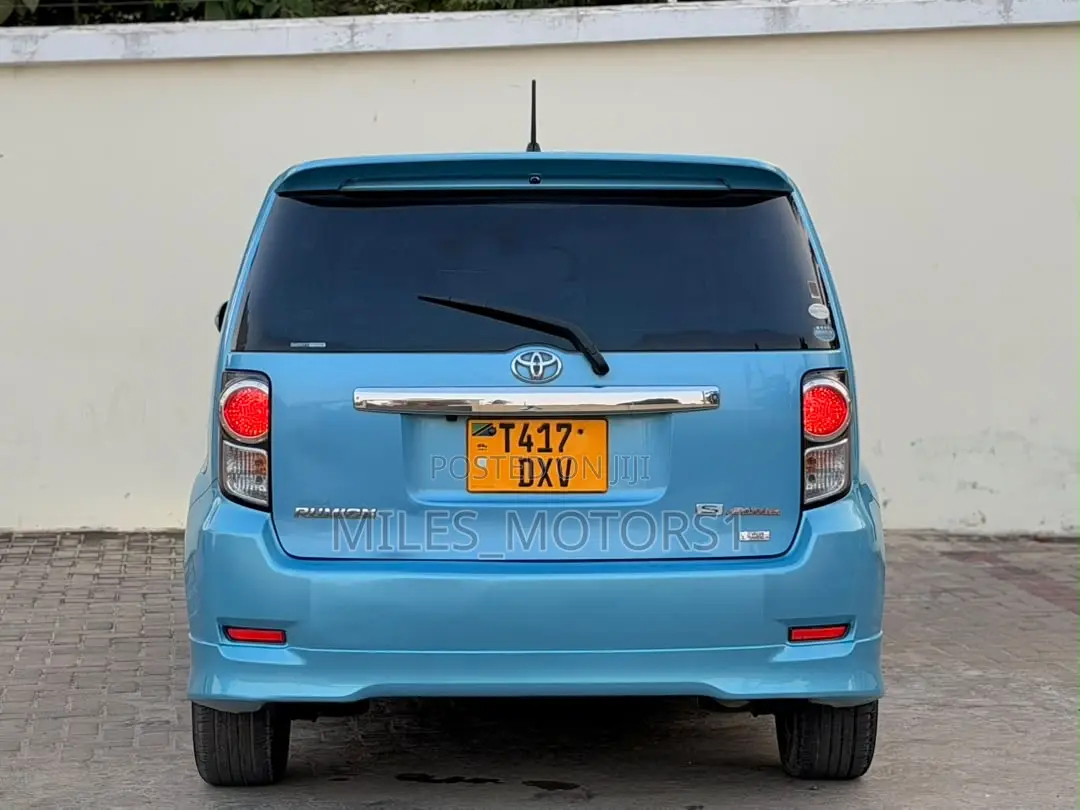 Toyota Corolla Rumion 2011 Blue