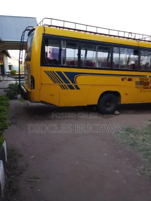 Tata Starbus Ultra Skool 2014 Yellow