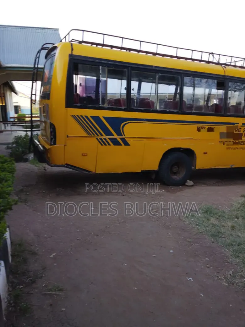 Tata Starbus Ultra Skool 2014 Yellow