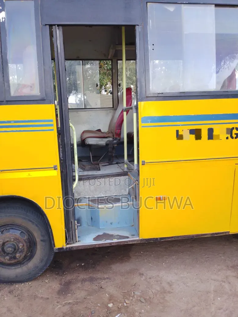 Tata Starbus Ultra Skool 2014 Yellow