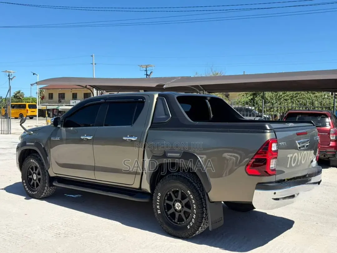Toyota Hilux 2020 Gray