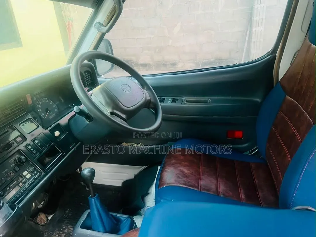 Toyota HiAce 2002 White