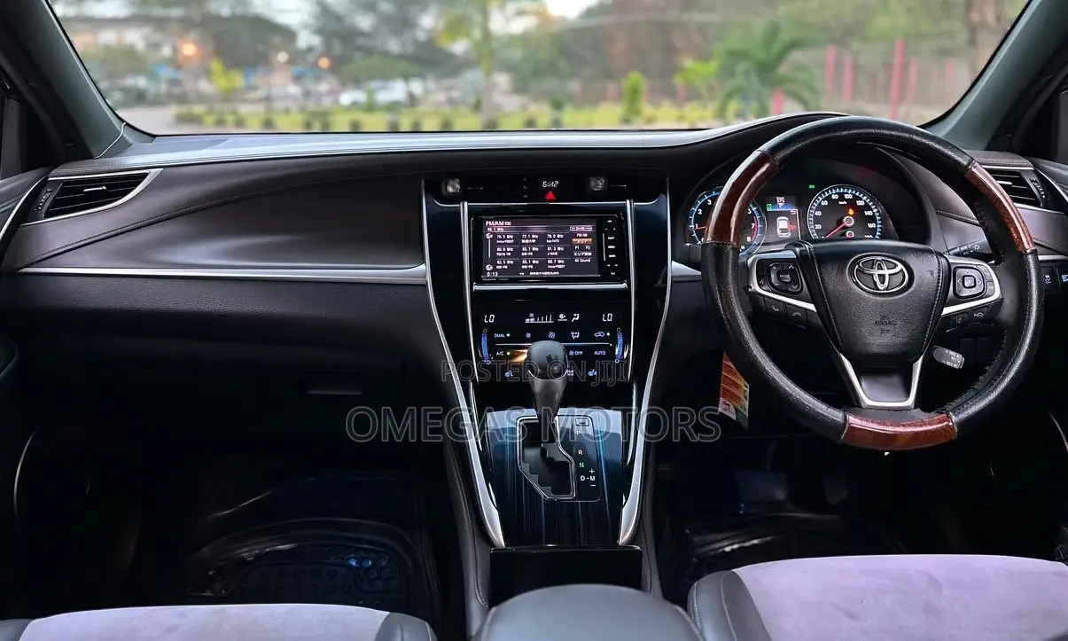 Toyota Harrier 2.0 2017 Black