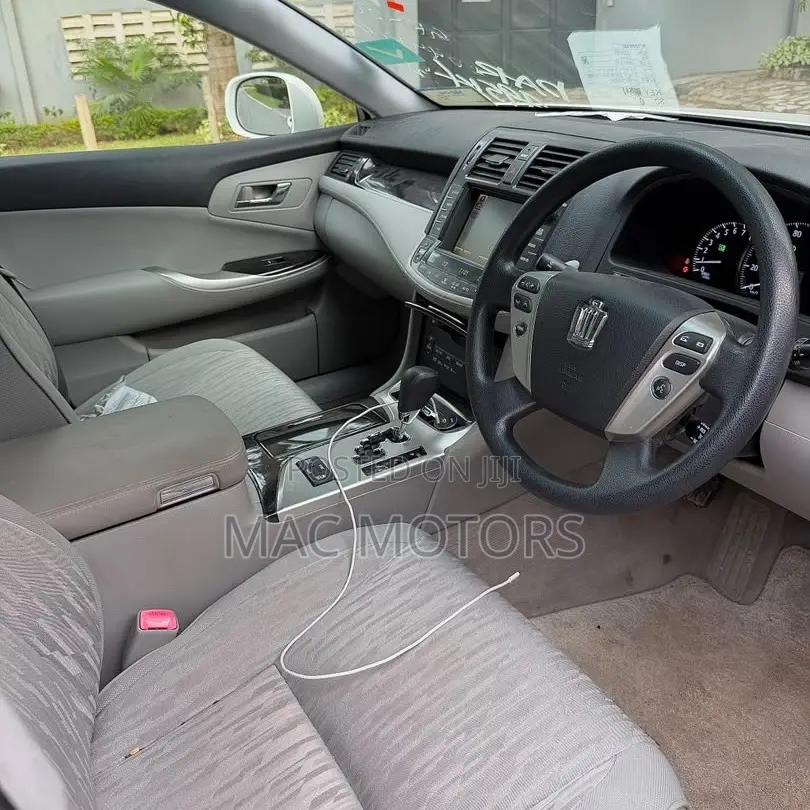 Toyota Crown 2010 Pearl