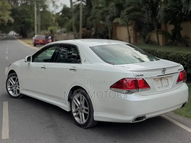 Toyota Crown 2010 Pearl