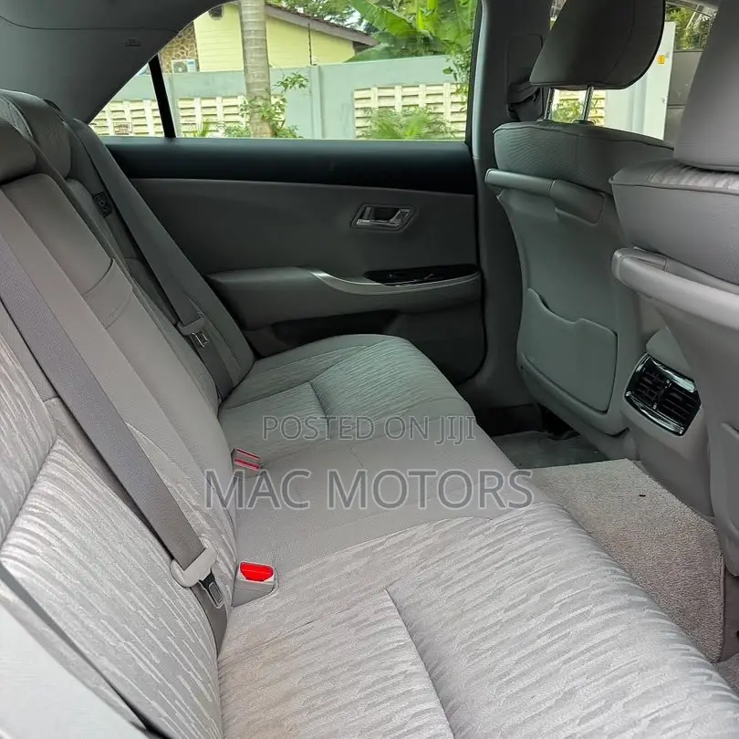 Toyota Crown 2010 Pearl