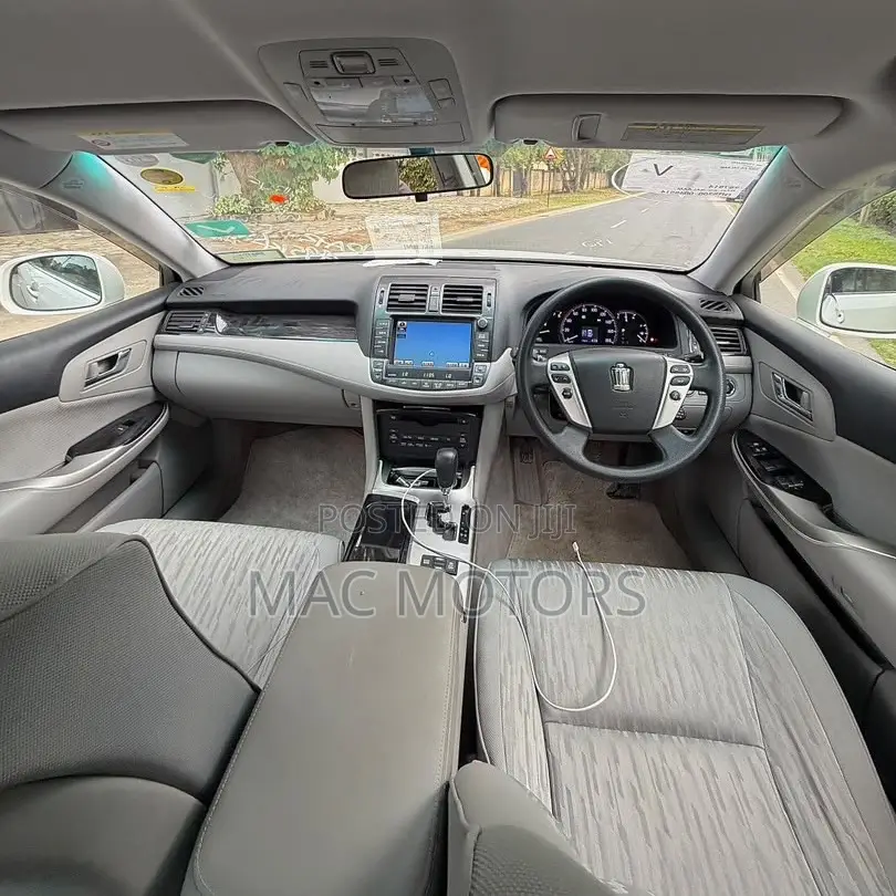 Toyota Crown 2010 Pearl