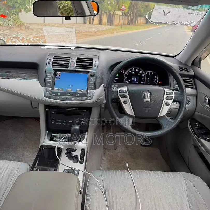 Toyota Crown 2010 Pearl