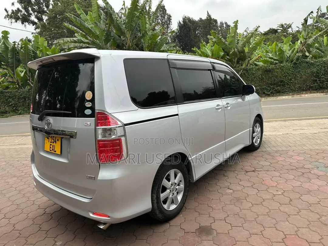 Toyota Noah 2008 Silver