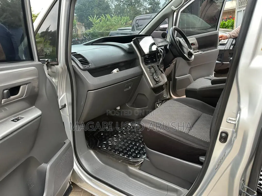 Toyota Noah 2008 Silver