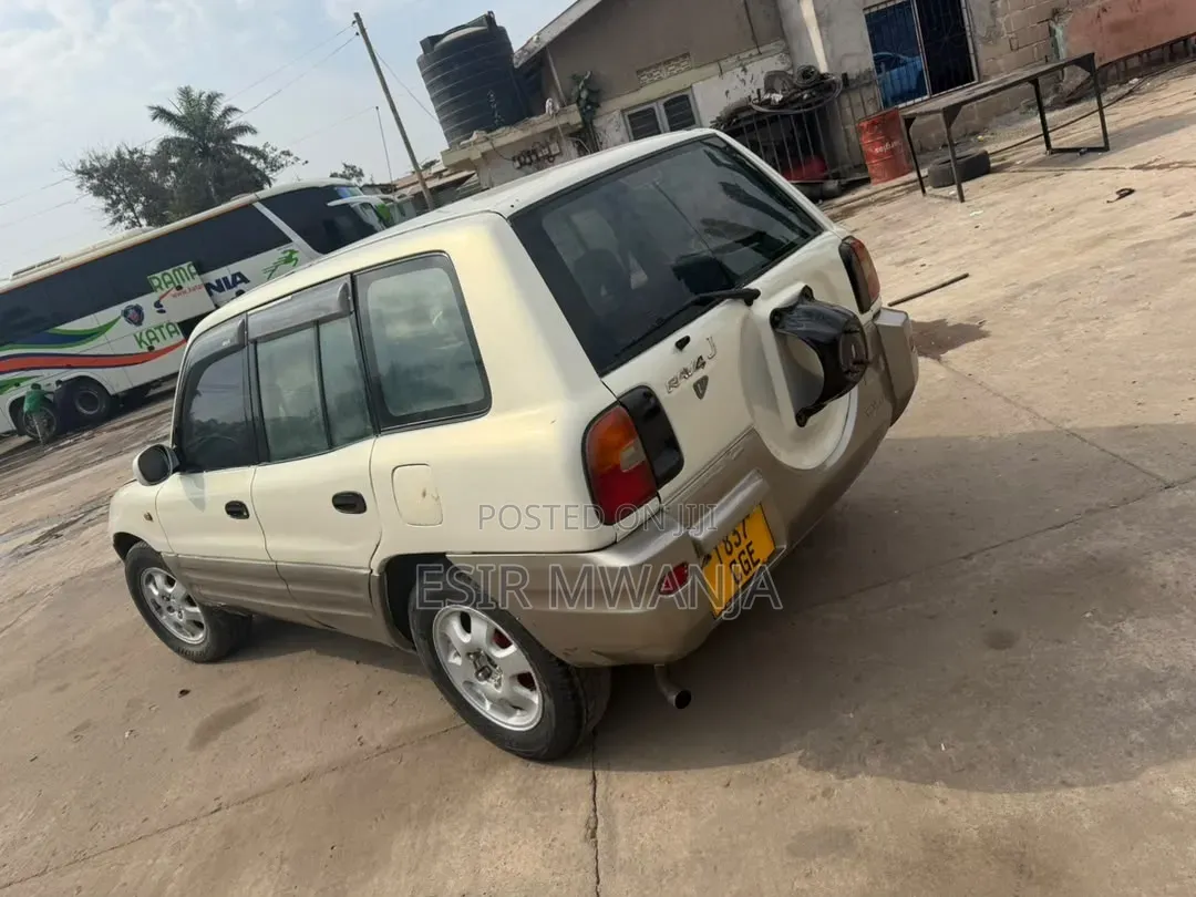 Toyota RAV4 1999 White