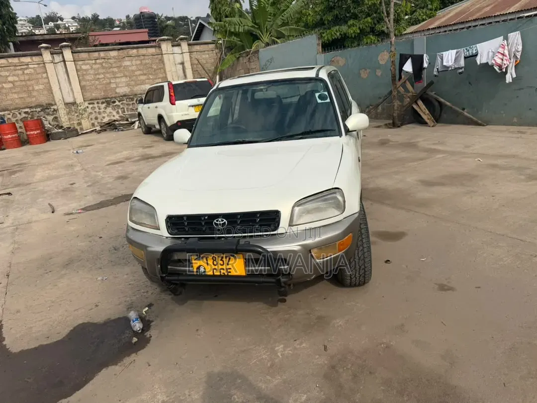 Toyota RAV4 1999 White