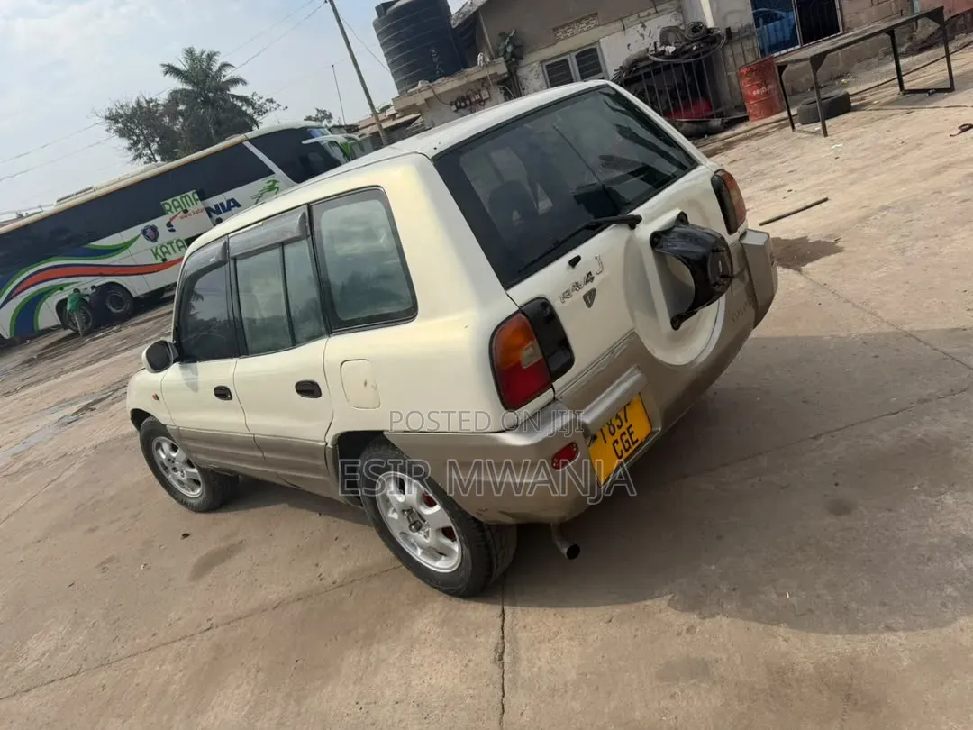Toyota RAV4 1999 White