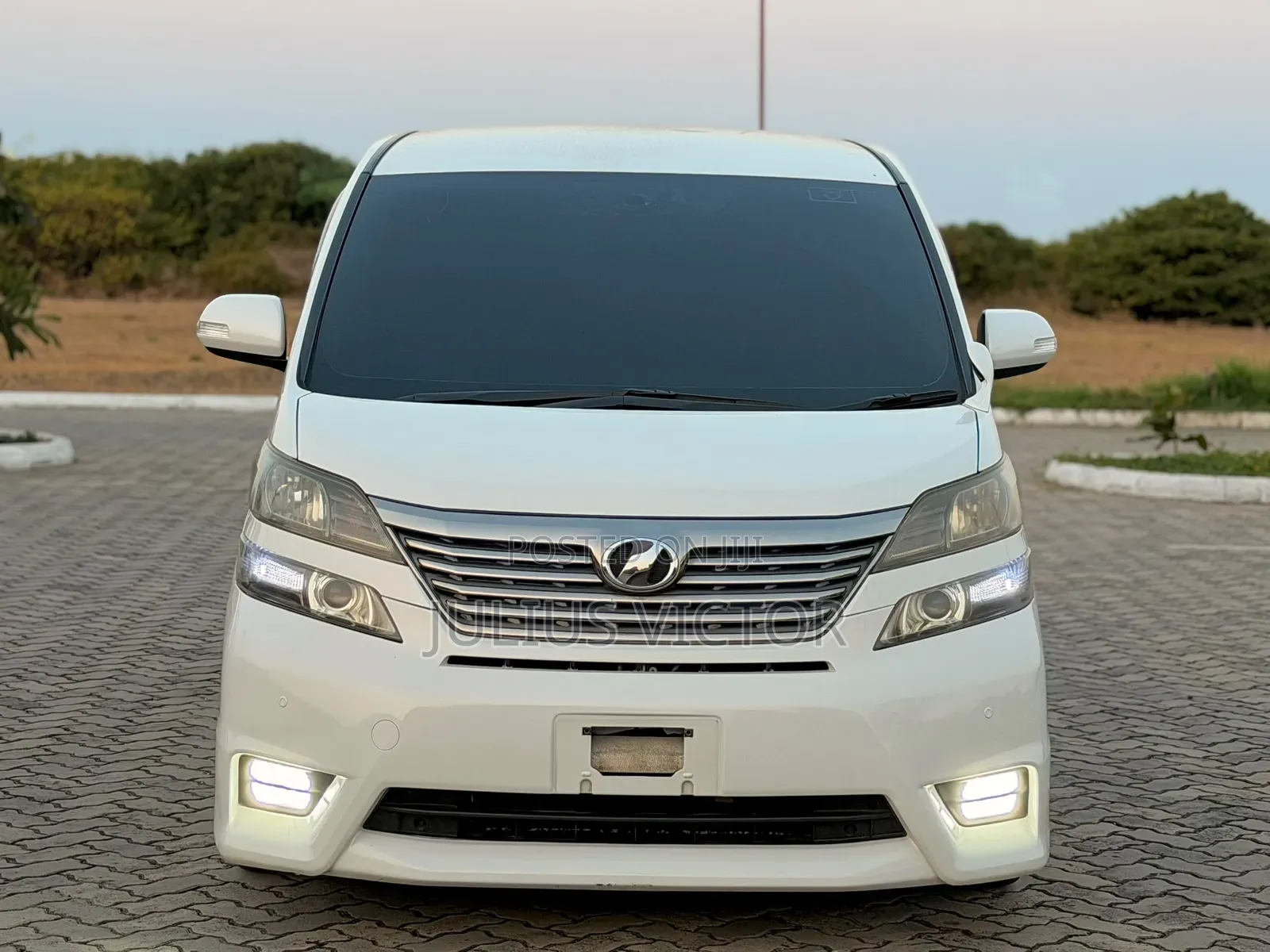 Toyota Vellfire 2010 White
