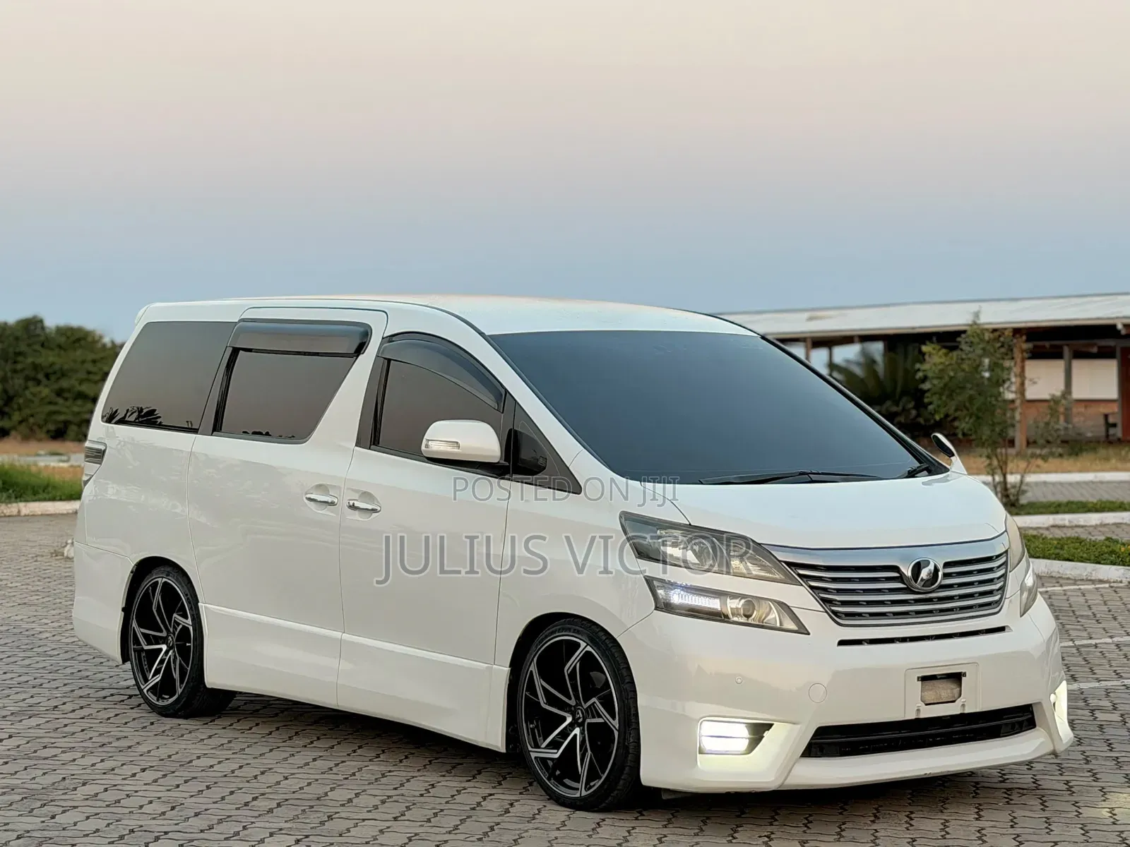 Toyota Vellfire 2010 White