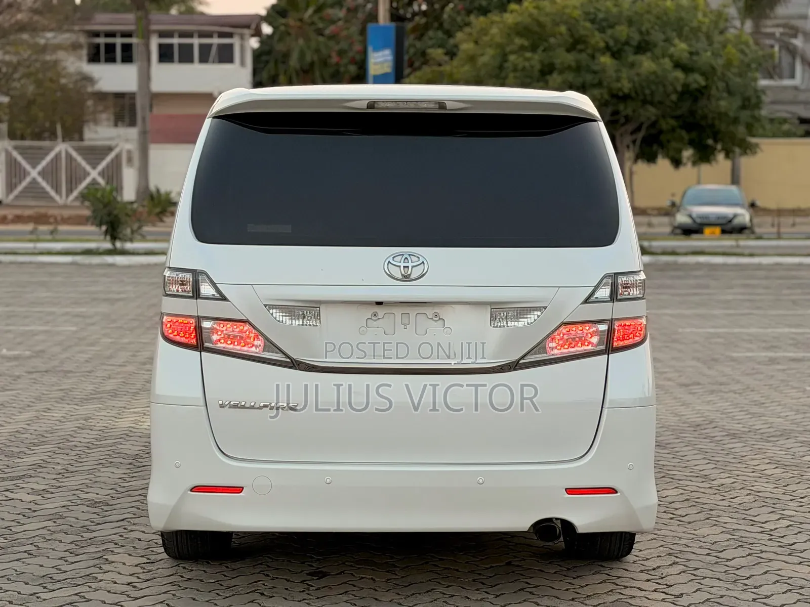 Toyota Vellfire 2010 White
