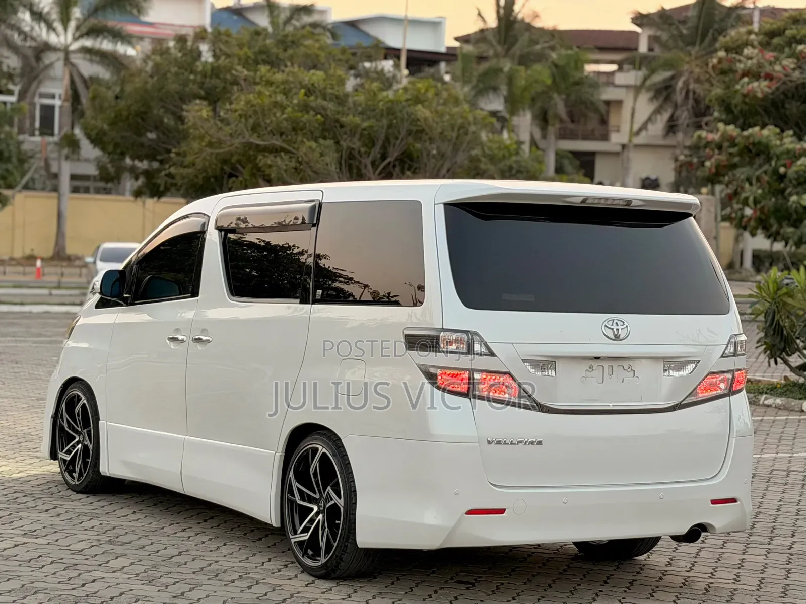 Toyota Vellfire 2010 White