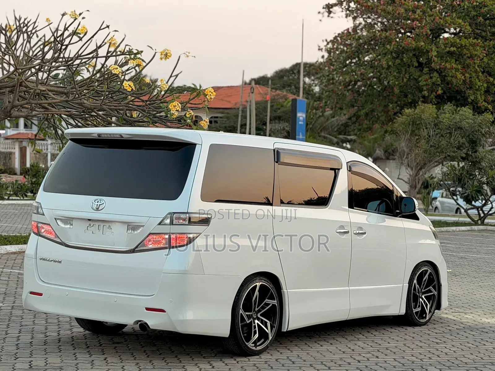 Toyota Vellfire 2010 White