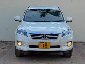 Toyota Vanguard 2011 White