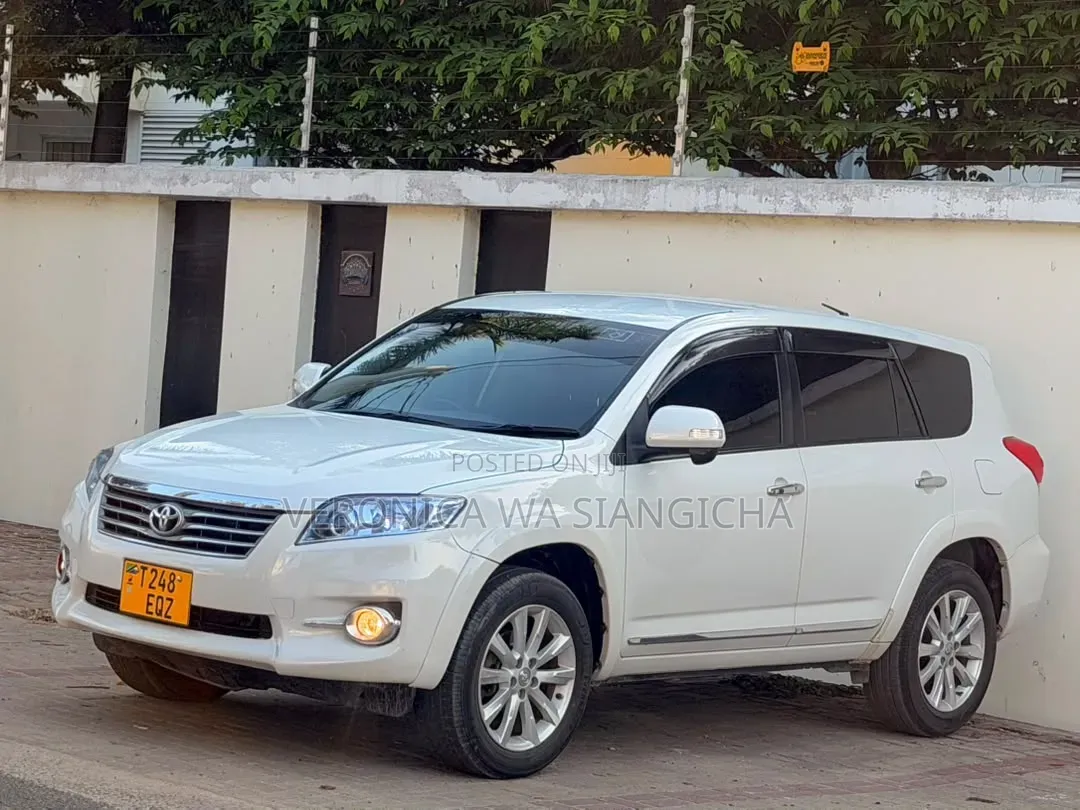Toyota Vanguard 2011 White
