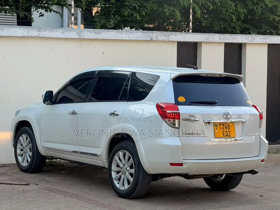 Toyota Vanguard 2011 White