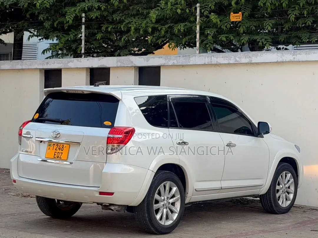 Toyota Vanguard 2011 White