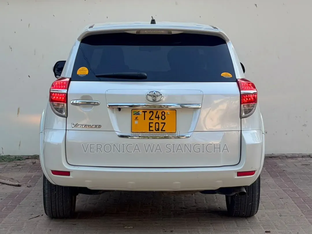 Toyota Vanguard 2011 White