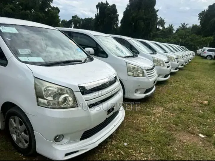 Toyota Noah 2010 White