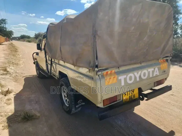 Toyota Land Cruiser 2002 Gold