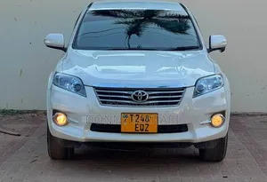 Toyota Vanguard 2011 White
