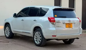 Toyota Vanguard 2011 White