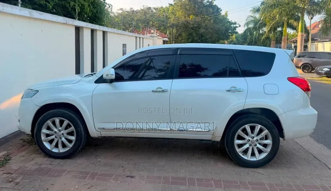 Toyota Vanguard 2011 White