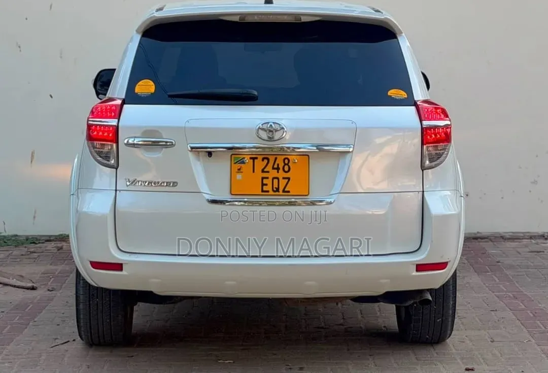 Toyota Vanguard 2011 White