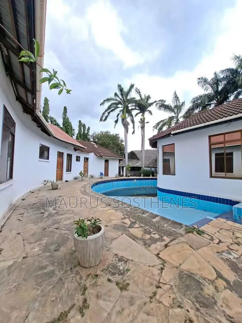 9bdrm House in Kawe Beach for sale