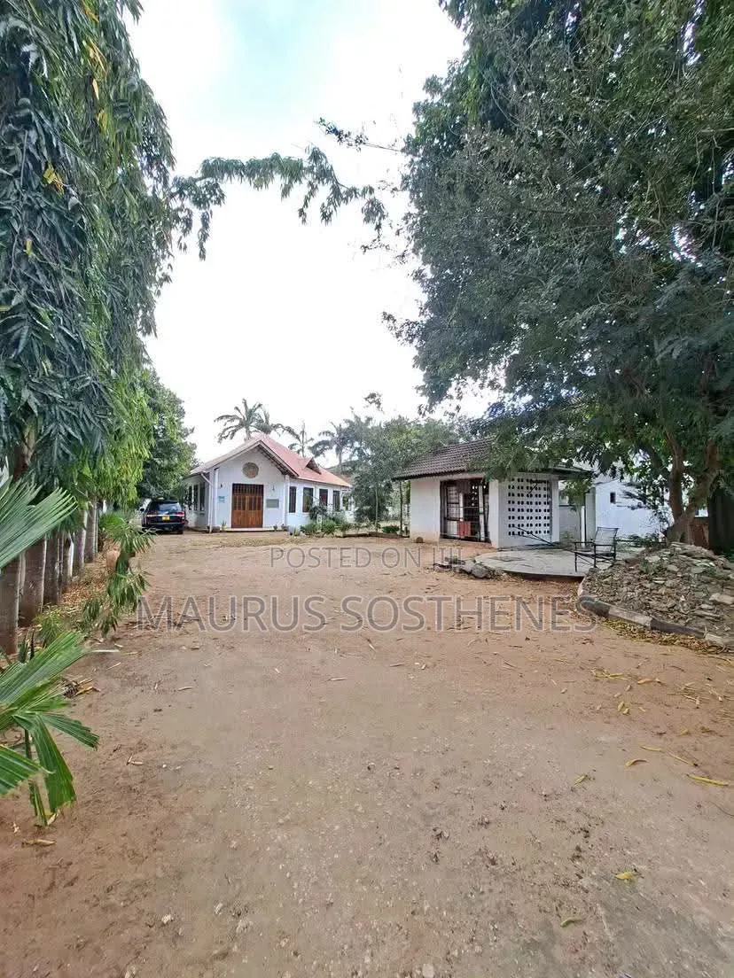 9bdrm House in Kawe Beach for sale