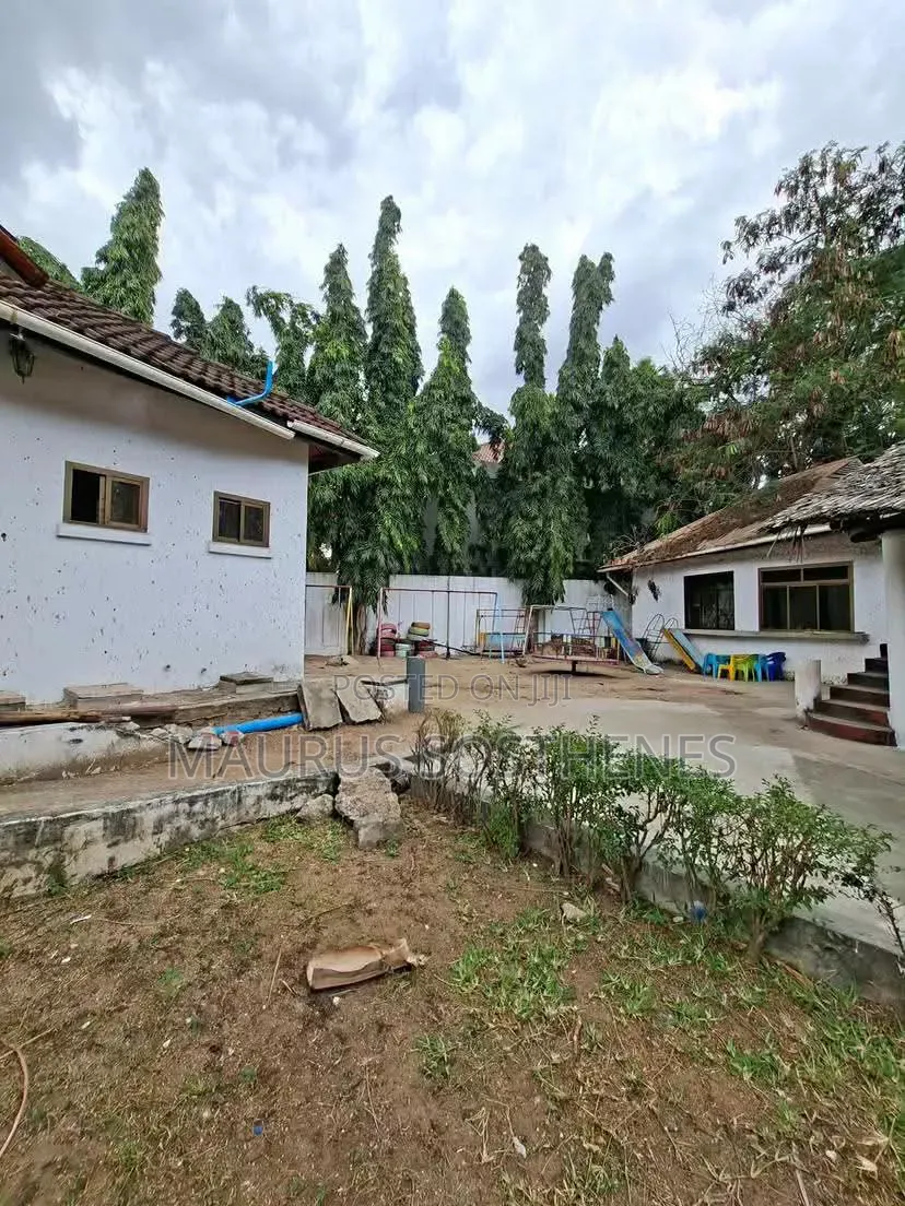 9bdrm House in Kawe Beach for sale