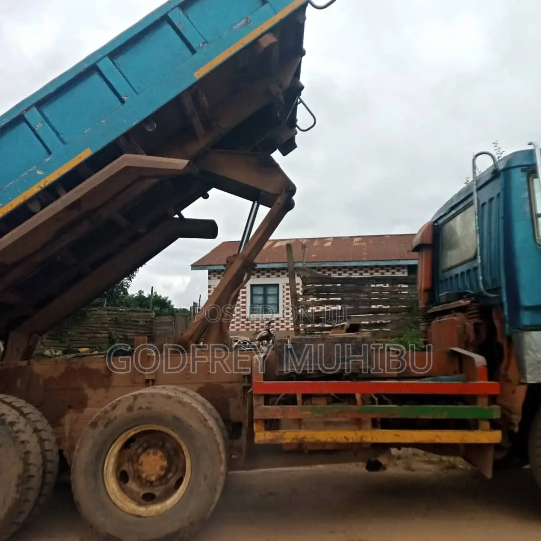 Fuso Tippa V8