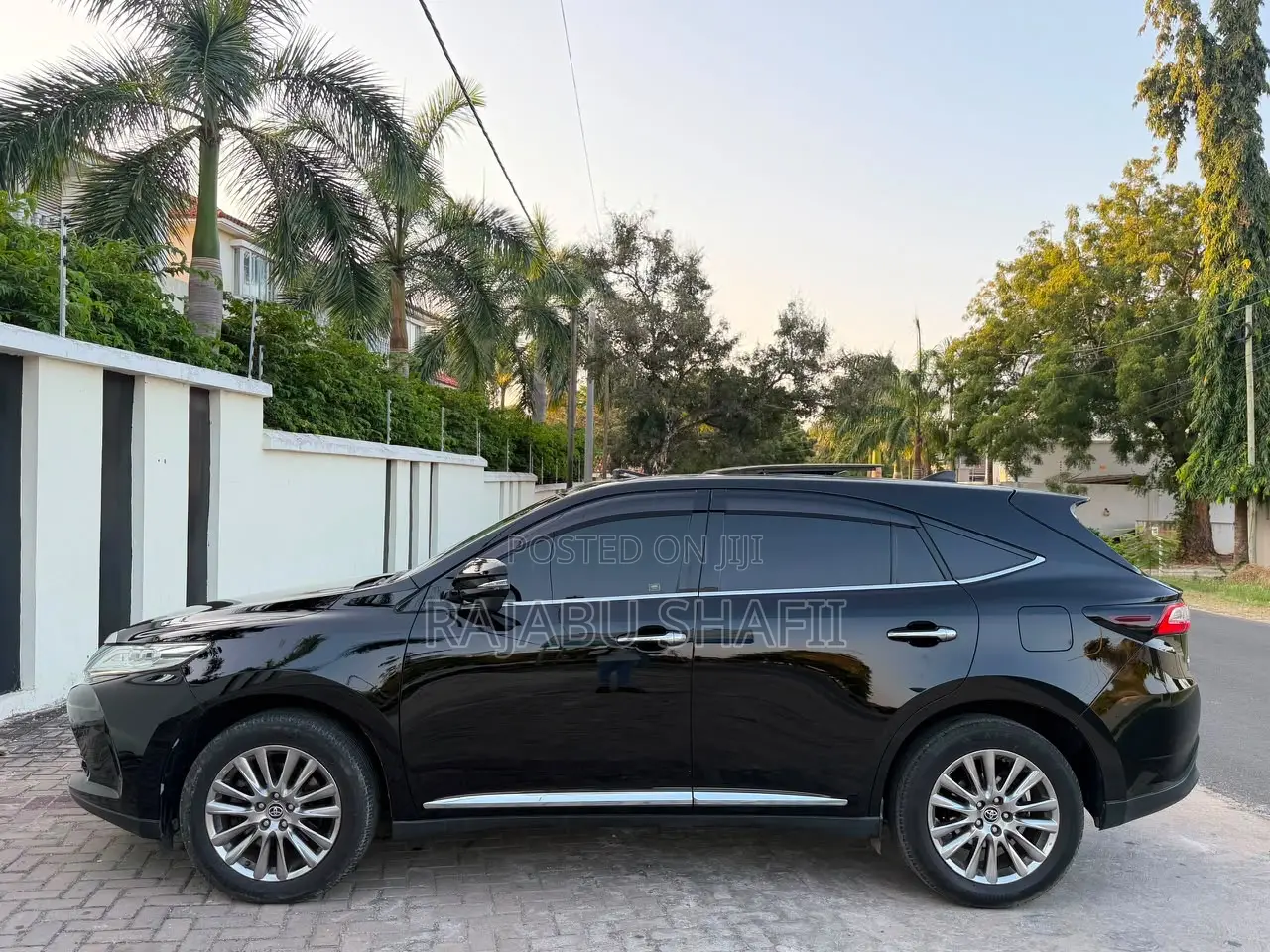 Toyota Harrier 2.0 2017 Black