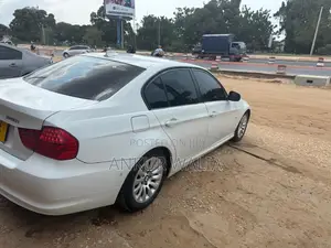 BMW 3 Series 320i RWD 2010 White