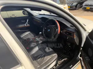 BMW 3 Series 320i RWD 2010 White