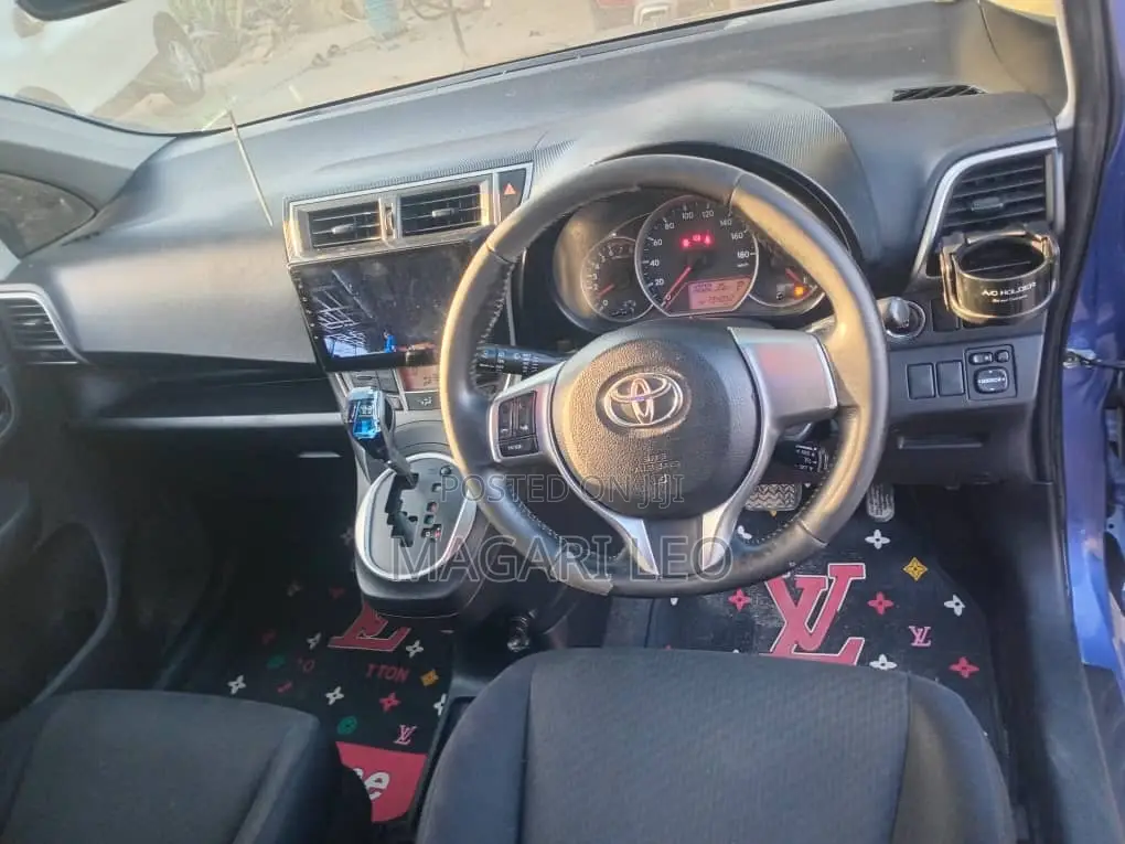 Toyota Ractis 1.3 FWD 2010 Blue