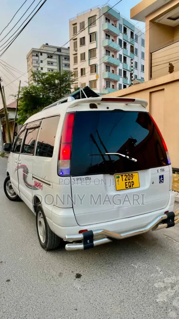 Toyota Noah 2001 White