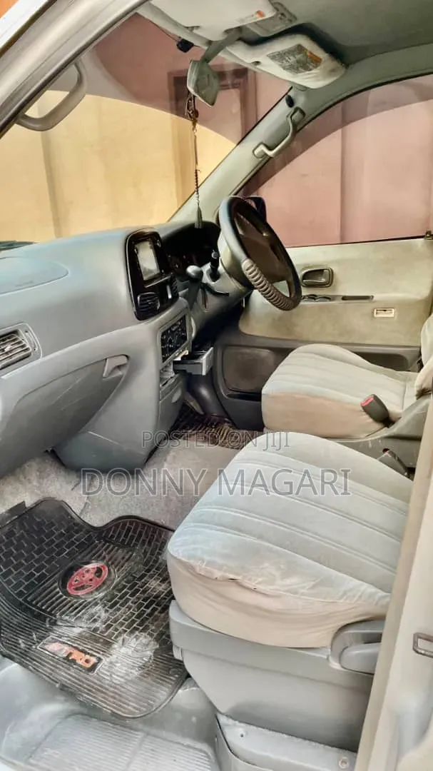 Toyota Noah 2001 White